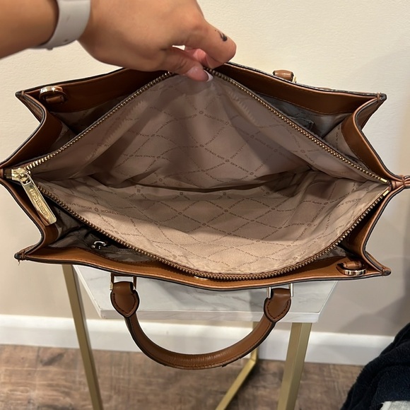 🔥Michael Kors Brown Satchel Bag with Structured Design🔥 - Picture 8 of 9